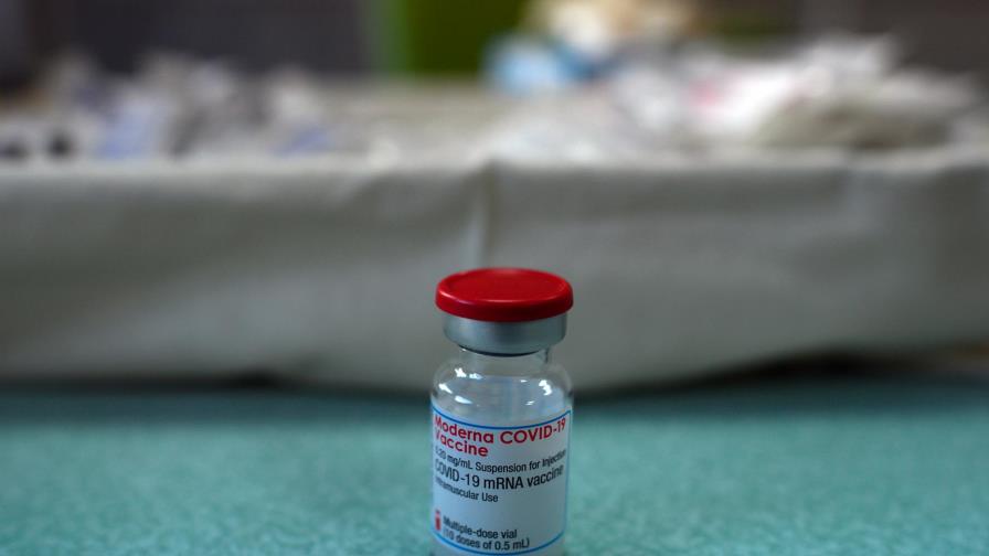 Moderna está desarrollando dosis única de refuerzo contra COVID-19 y gripe