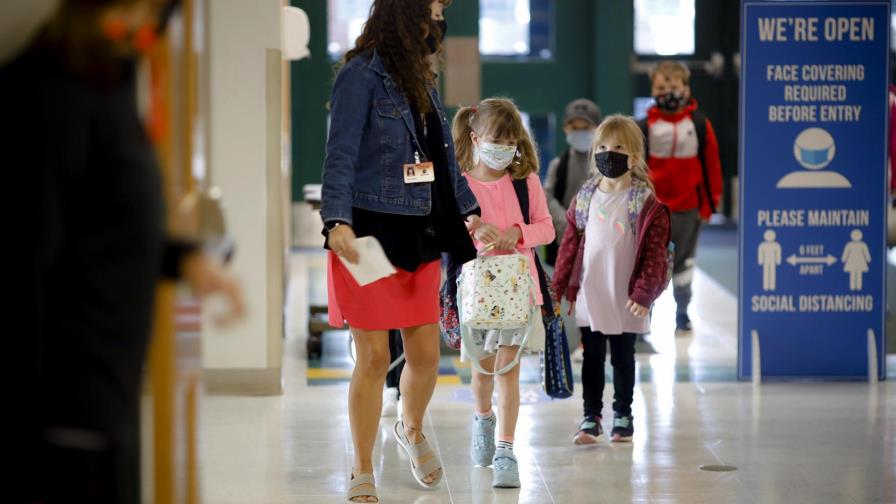 Escuelas en Estados Unidos revierten clases presenciales por COVID-19