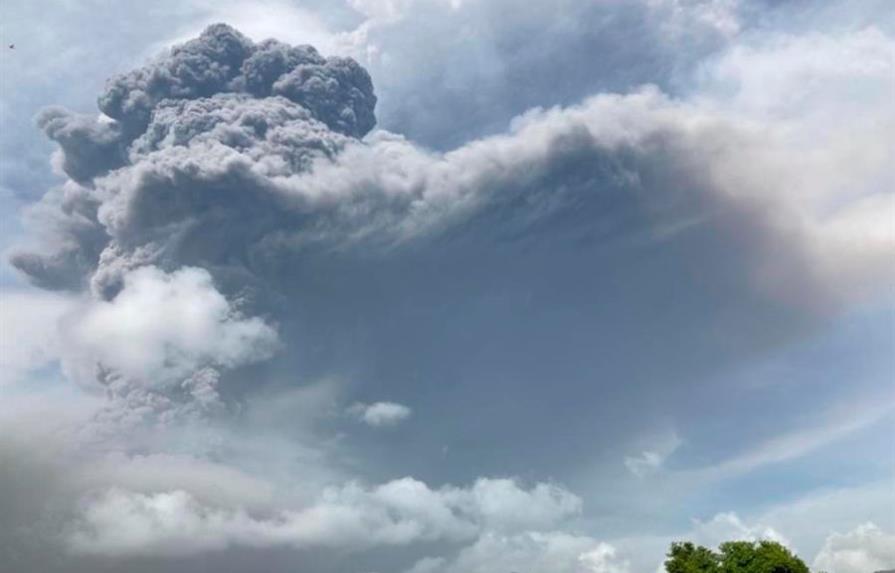Volcán en San Vicente vuelve a erupcionar y lanza columna de 17 kilómetros