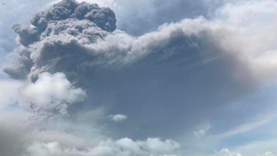 Volcán en San Vicente vuelve a erupcionar y lanza columna de 17 kilómetros