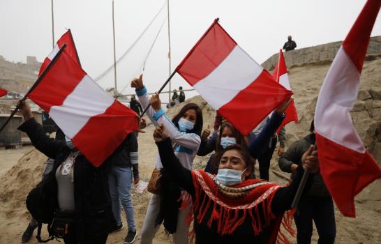 Peruanos eligen presidente en medio de estragos del COVID-19