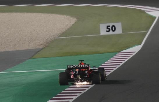 Hamilton gana en Qatar y achica la ventaja de Verstappen