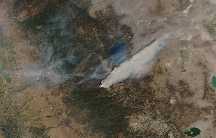 California: El fuego se acerca al Lago Tahoe tras evacuación
