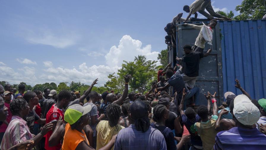 Haitianos saquean alimentos y suministros tras sismo
