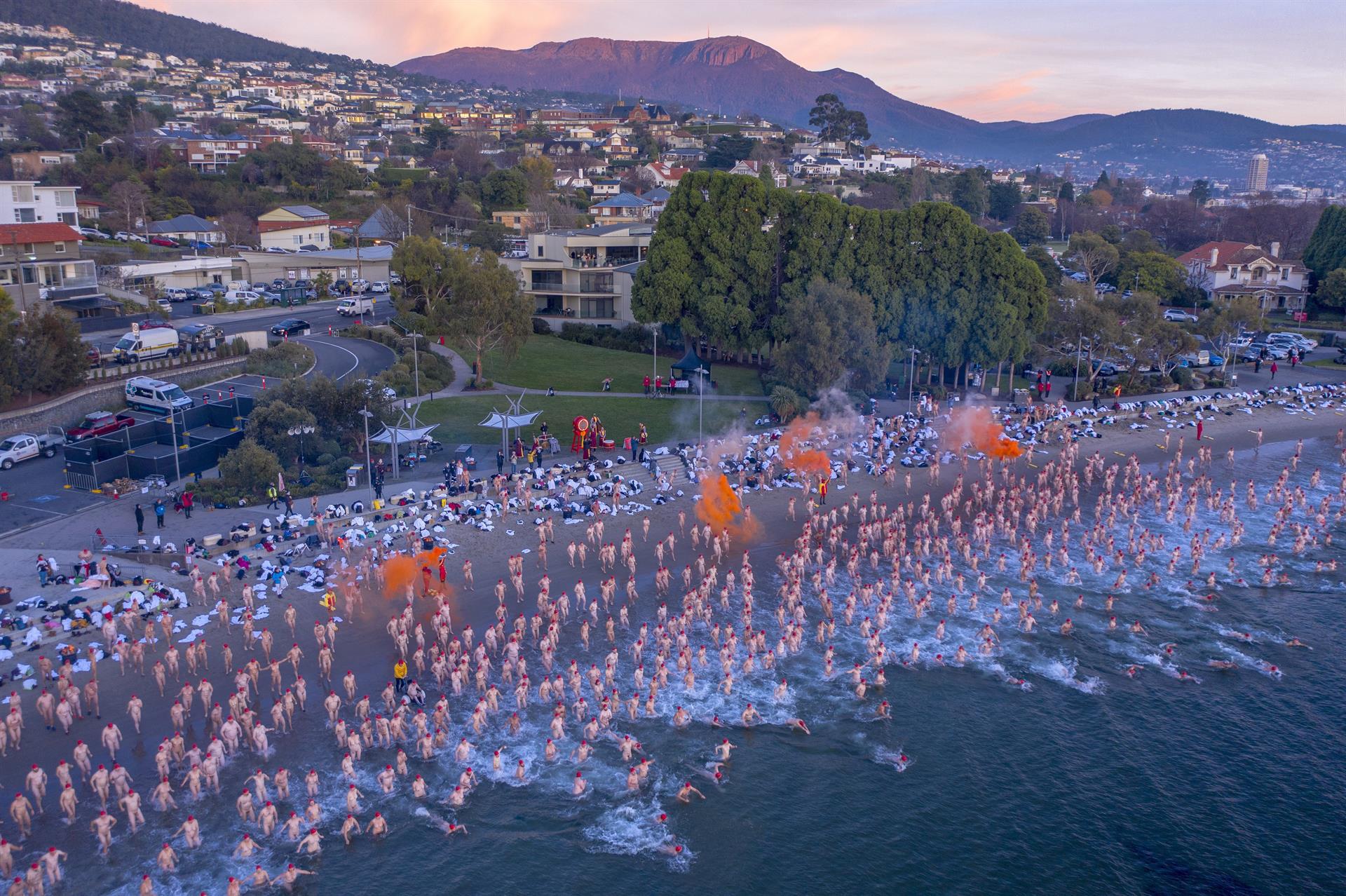 Una fotografía tomada con un dron muestra a personas participando en el Dark Mofo Nude Solstice Swim 2021 en la playa de Sandy Bay en Hobart, Australia, 22 de junio de 2021. EFE / EPA / ROB BLAKERS