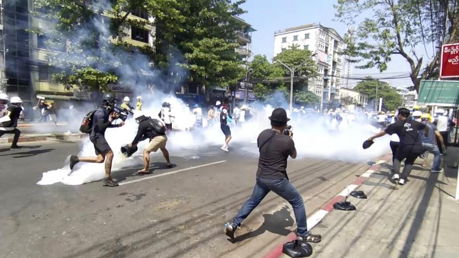 Policía de Myanmar reprime protestas contra golpe de estado