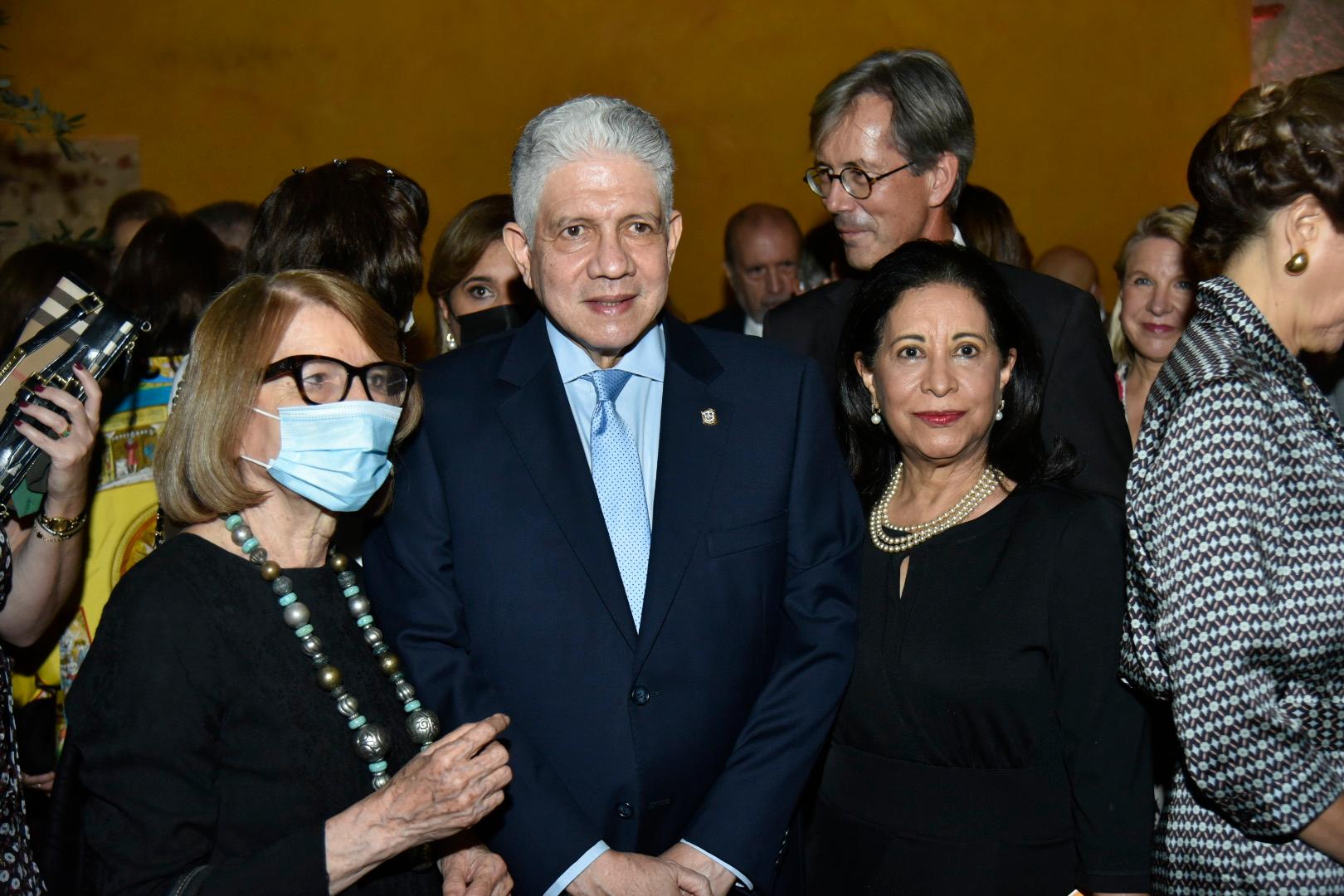 Marianne De Tolentino, Eduardo Estrella y Arelis de Estrella.