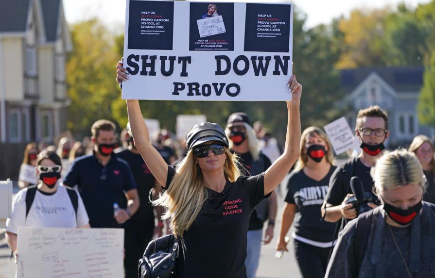 Paris Hilton encabeza protesta para cerrar escuela en Utah