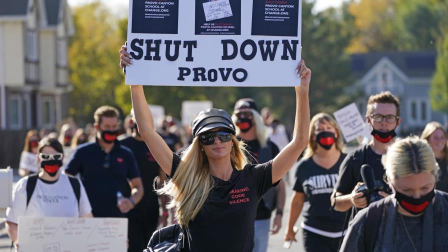 Paris Hilton encabeza protesta para cerrar escuela en Utah