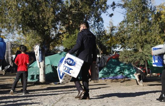 Mexicanos que huyen de la violencia acampan en la frontera