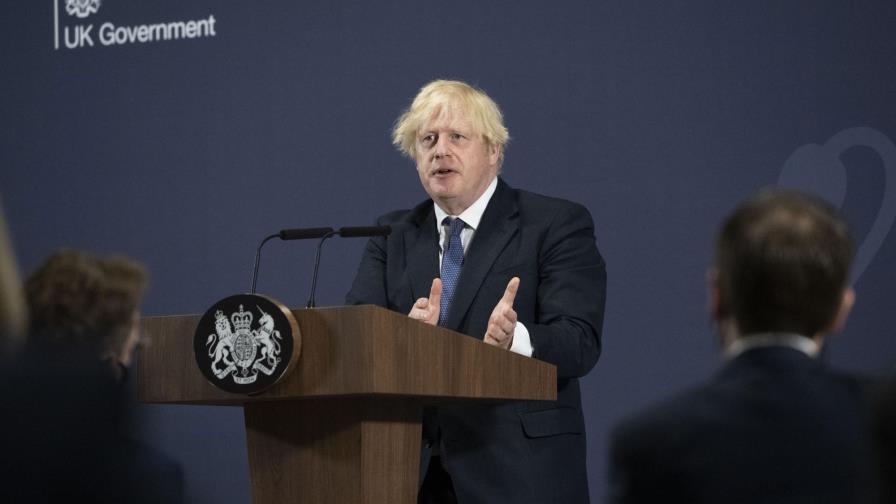 Boris Johnson cambia de opinión, hará cuarentena voluntaria