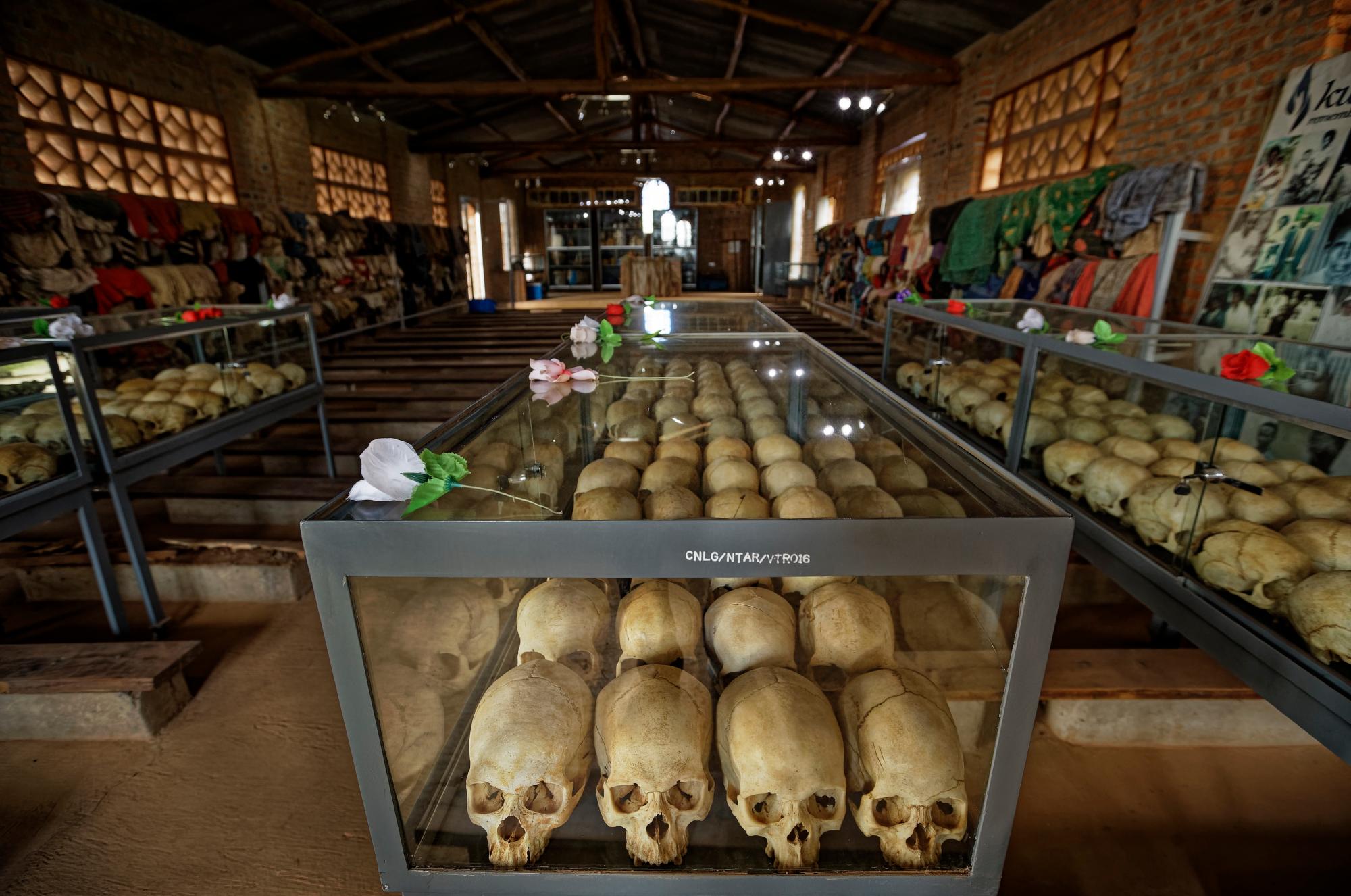 Cráneos en cajas de vidrio son guardado dentro de la iglesia en Ntarama, Ruanda, como un monumento a los miles que murieron en la iglesia católica y alrededor de él durante el genocidio de 1994.