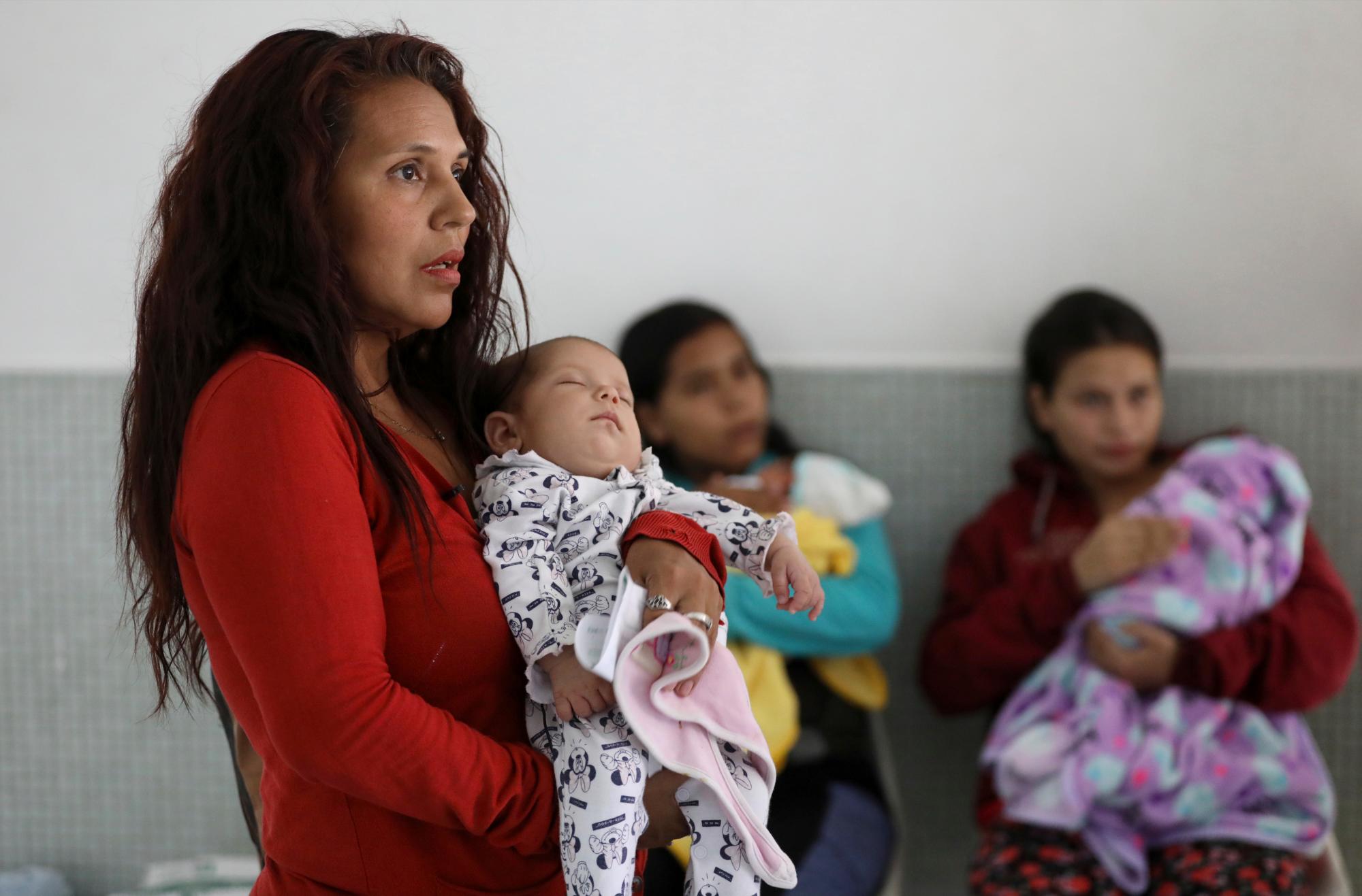 Arelys Pulido sostiene a su hija de dos meses Zuleidys Antonella Primera, esperando para sacar el certificado de nacimiento del bebé en el hospital Erazmo Meoz de Cúcuta, Colombia, en la frontera con Venezuela, el jueves 2 de mayo de 2019. 