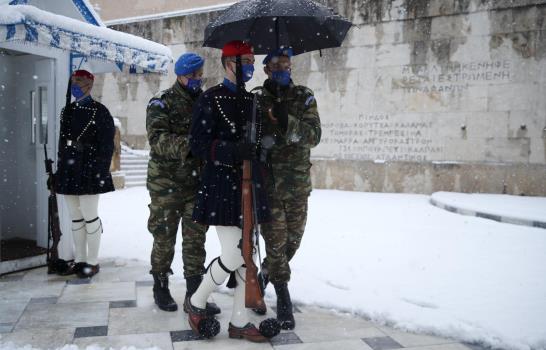 Rara nevada cubre Atenas; demora servicios y vacunas COVID