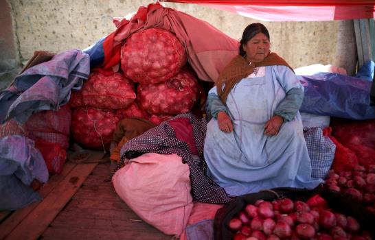 Escasean gasolina y alimentos por crisis en Bolivia