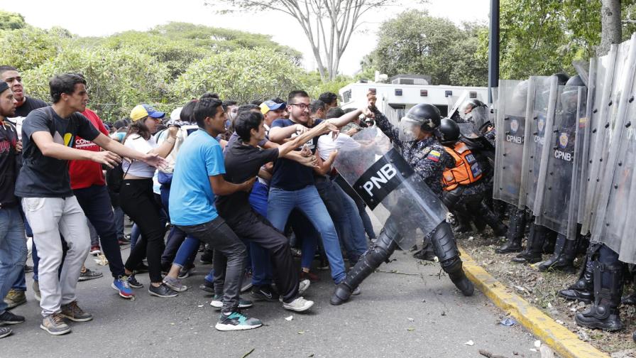 Universitarios y policías se enfrentan en Venezuela