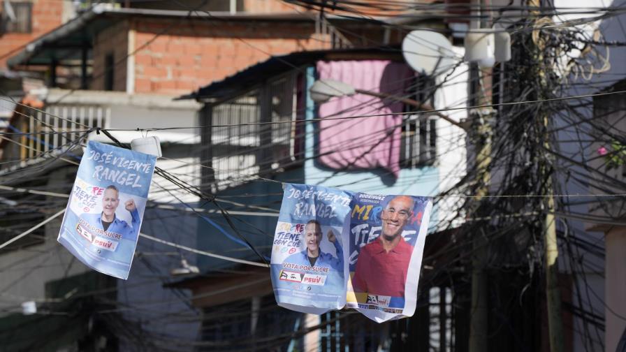 Venezolanos acuden a votar bajo el escrutinio internacional