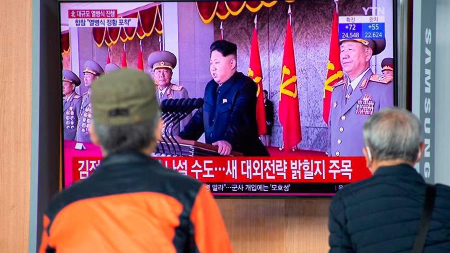 Kim evita mensajes duros contra EE.UU., pero exhibe músculo militar