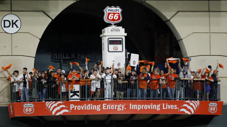 Pelotazo de foul lesiona a hombre en dugout de Astros