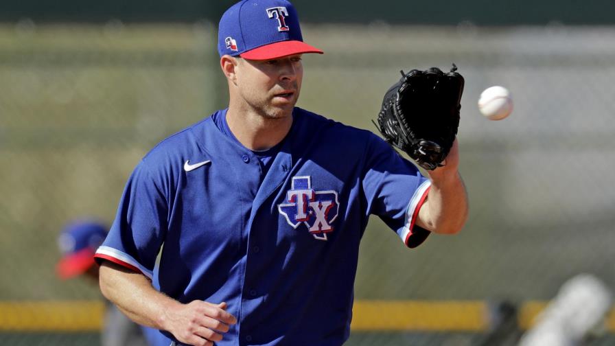 Kluber lanza por 1ra vez desde fractura, ahora con Texas