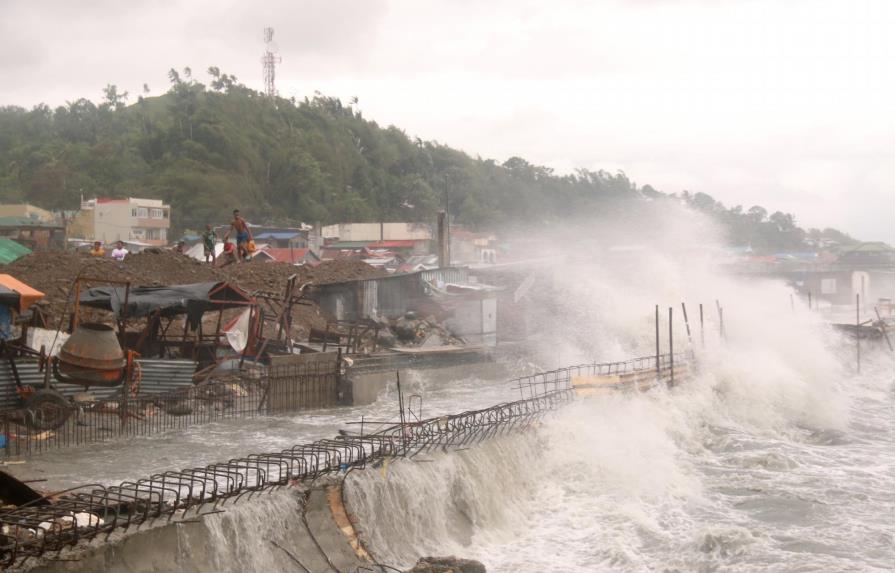 Tifón deja 1 muerto y graves daños a su paso por Filipinas