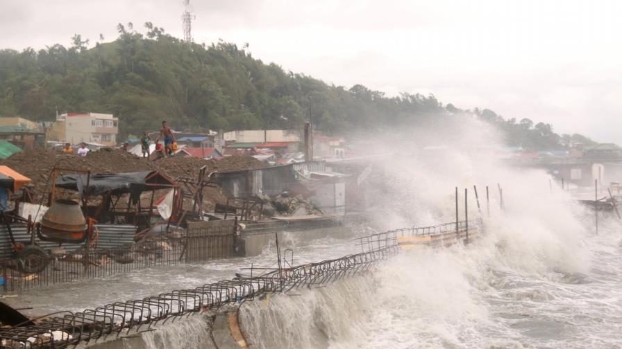 Tifón deja 1 muerto y graves daños a su paso por Filipinas