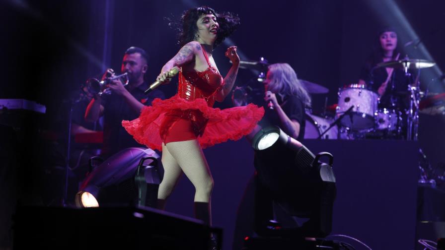 Mon Laferte lista para su presentación en el Latin Grammy