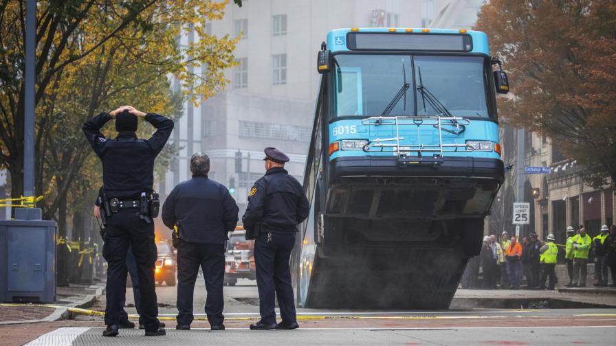 Autobús urbano cae en socavón en Pittsburgh