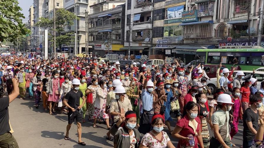 Miles intensifican protesta contra golpe militar en Myanmar