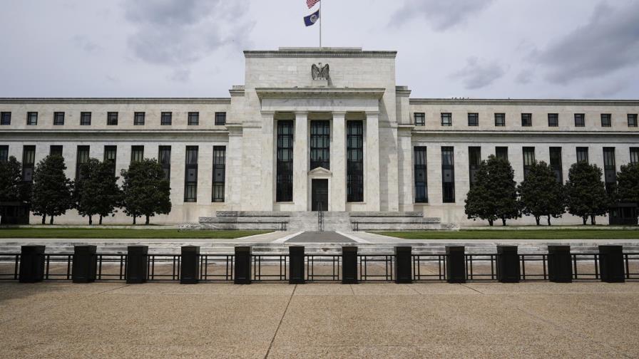 Fed señala avances económicos; un paso para aliviar apoyo