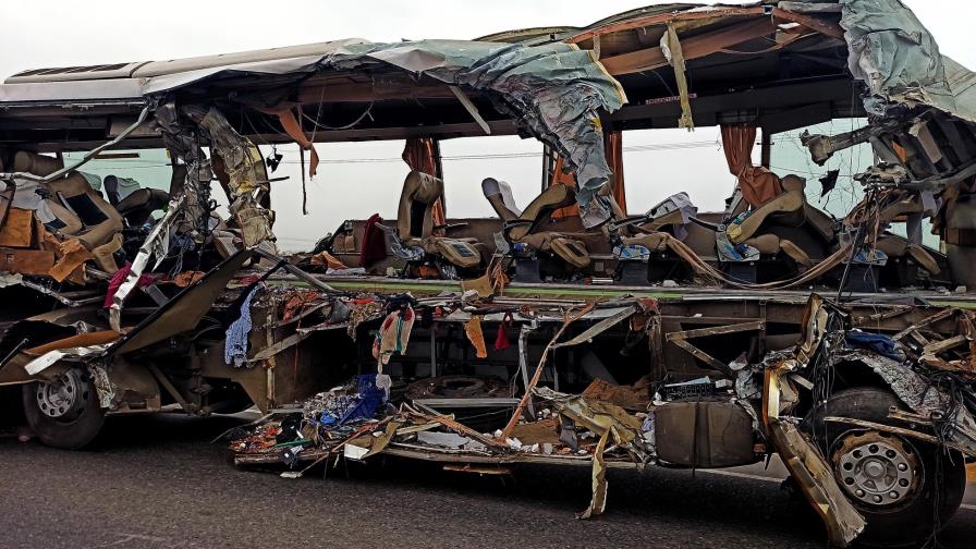 Choque entre bus y camión en autovía india deja 19 muertos