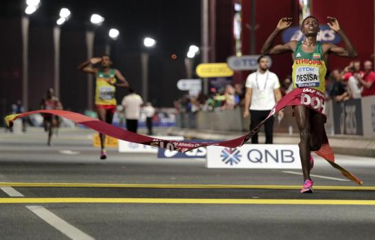 Nia Ali cierra el Mundial con título en vallas