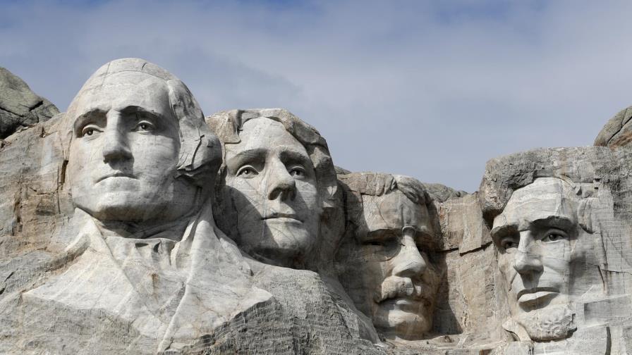 Pese a pandemia, Trump encabeza acto masivo en Rushmore