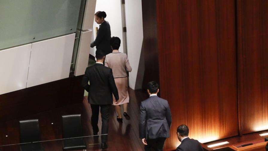 Hong Kong: Legisladores impiden discurso de jefa de gobierno
