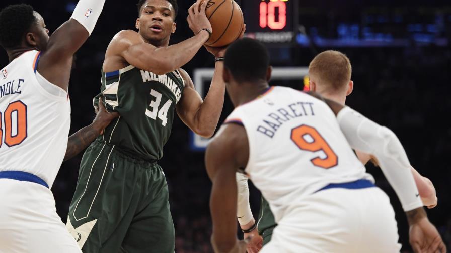 Con ‘triple doble’ de Antetokounmpo, Bucks aplastan a Knicks