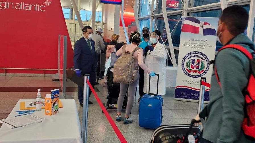 Dominicanos que retornen de NY podrán guardar cuarentena en casas con prueba negativa del COVID-19 Dominicanos que retornen de NY podrán guardar cuarentena en casas con prueba negativa del COVID-19