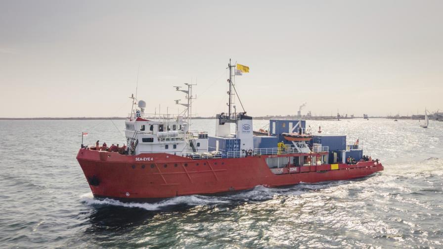 Italia detiene buque alemán de rescate de migrantes