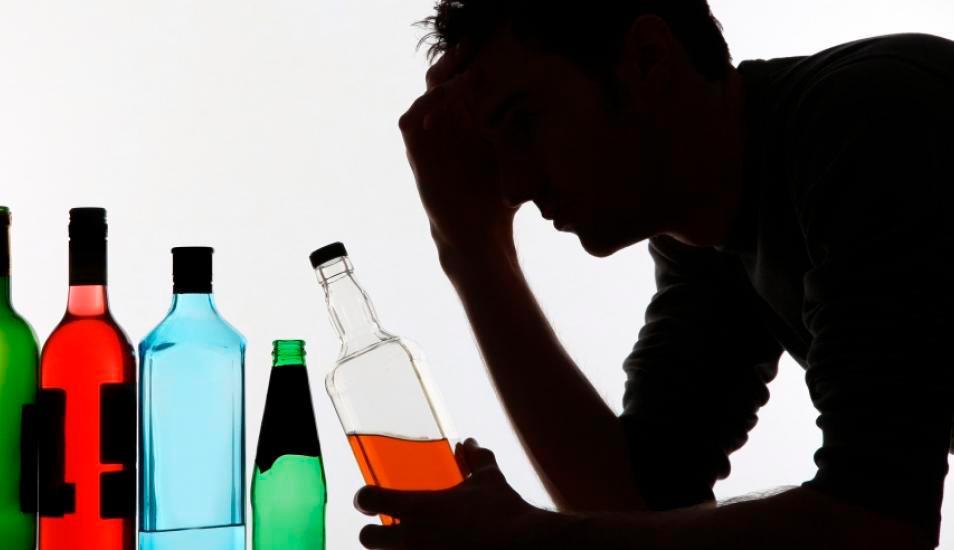 Consumo excesivo de alcohol se dispara entre las jóvenes canadienses