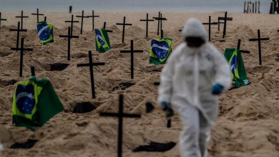 Icónica playa de Copacabana amanece con fosas en tributo a víctimas de COVID