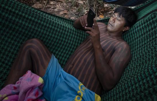 Indígenas le temen a la vacuna contra el COVID-19 en Brasil