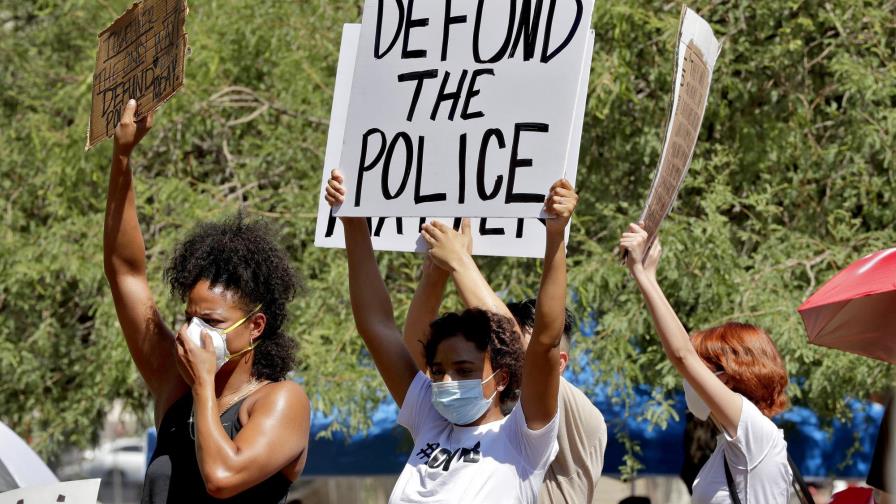 Algunos estados de EEUU no refrenan a la policía; al revés