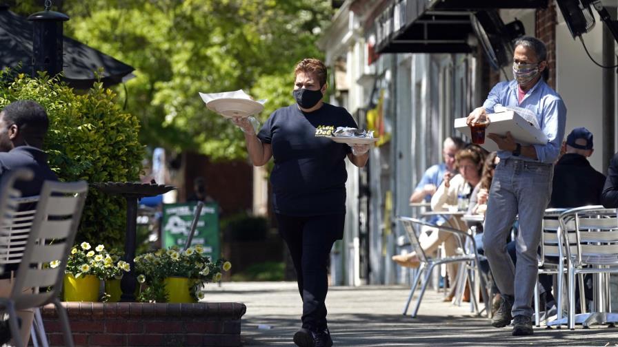 Ayuda por COVID impulsa a restaurantes en EEUU