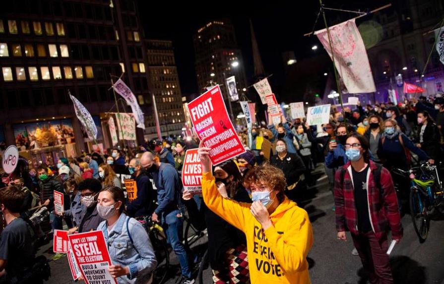 Cientos de manifestantes piden en Filadelfia que se cuenten todos los votos