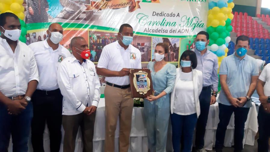 Alcaldesa Carolina Mejía encabeza acto en 48 aniversario del Club San Carlos  