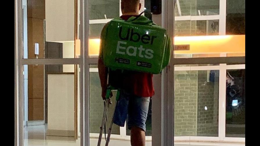 La foto que lo muestra trabajando sin una pierna se hace viral y le cambia la vida 