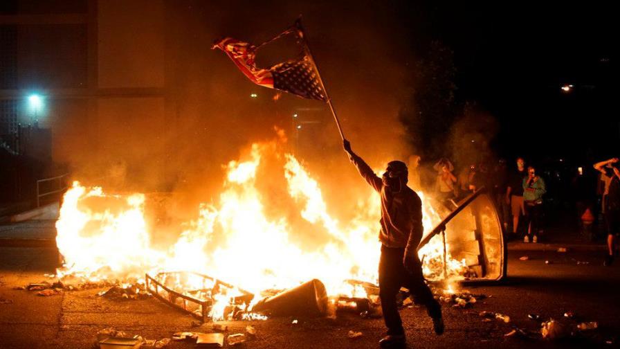 Joven que mató a dos personas durante protestas en EEUU alega defensa propia