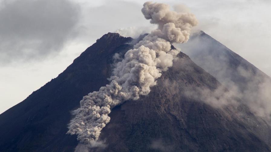 Volcán en Indonesia hace erupción, lanzando lava y gas
