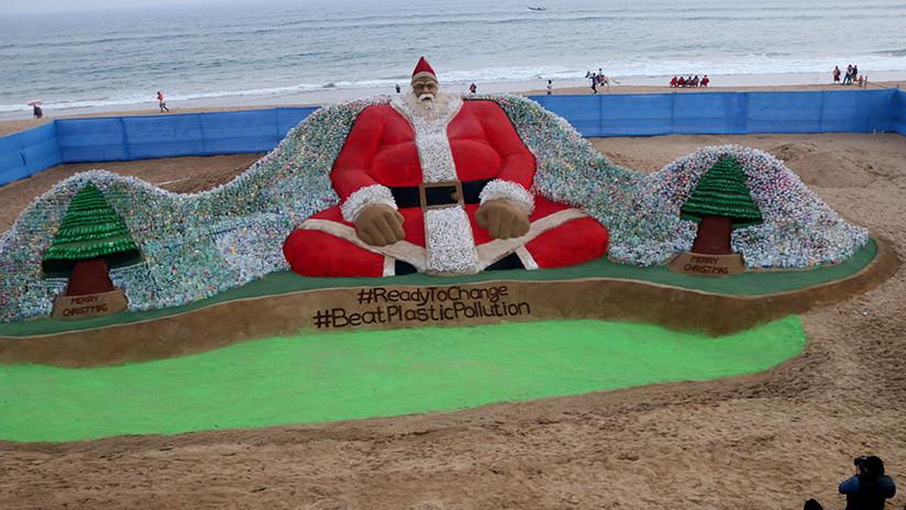 VIDEO: Crean un Santa Claus gigante con 10.000 botellas de plástico en una playa de la India