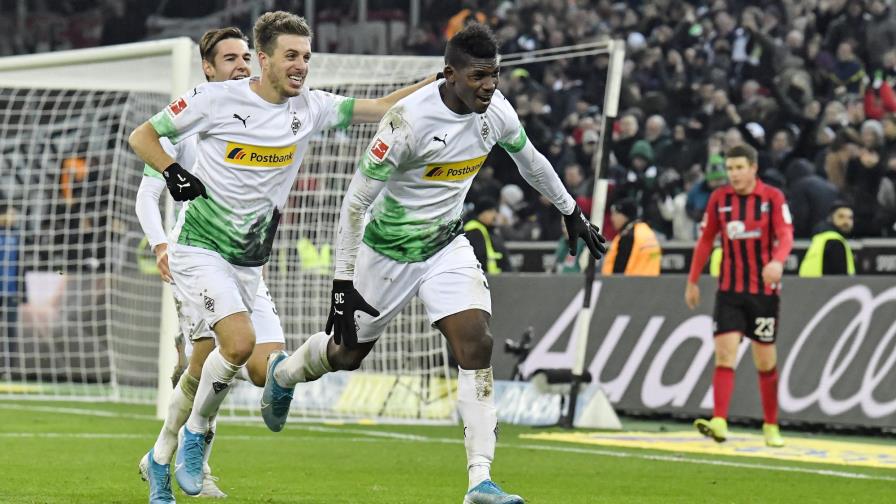 Embolo anota 2 en triunfo de Gladbach, que regresa a la cima