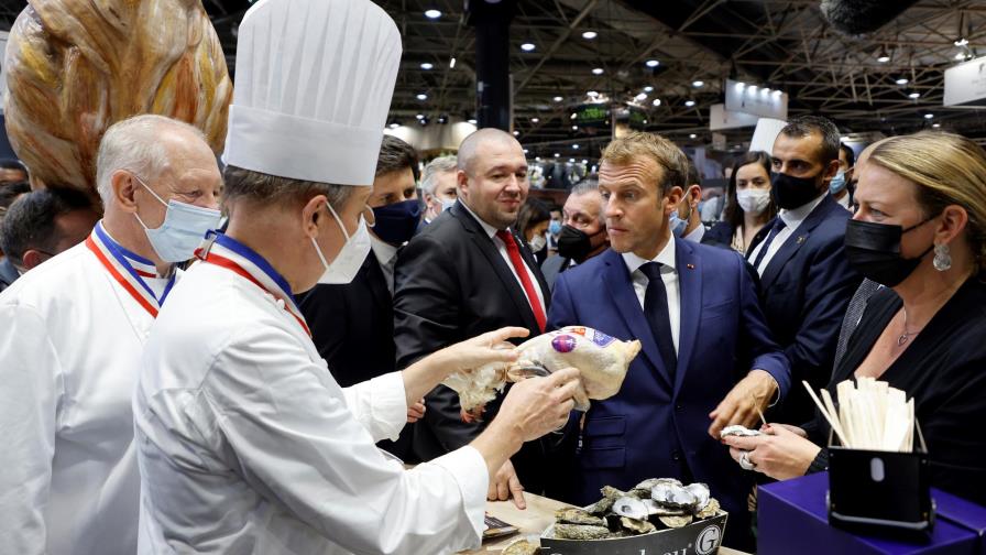 Lanzan un huevo a Macron durante feria de alimentación